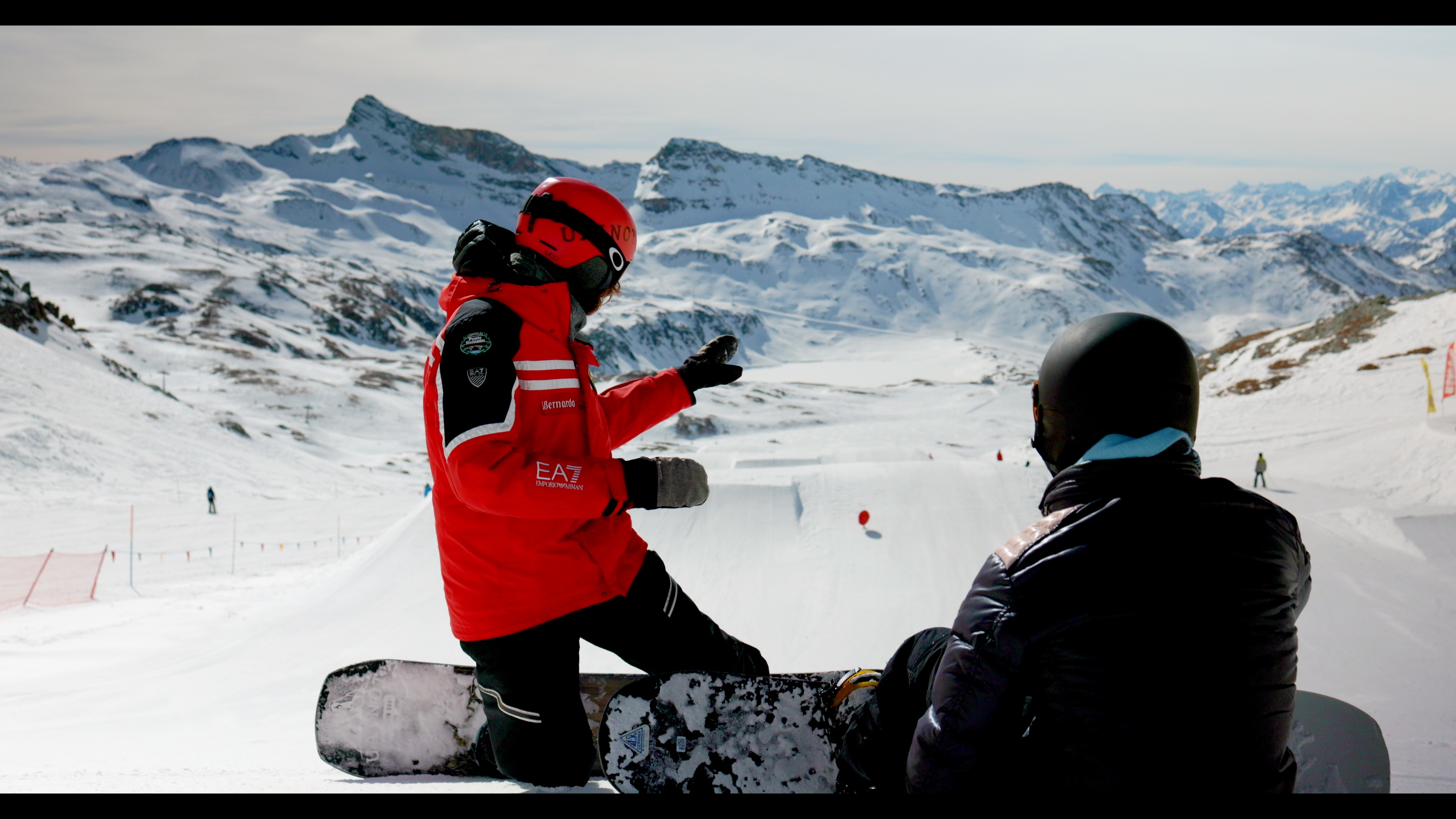 Zwei Freunde bereiten sich auf ihre private Snowboardstunde mit der Ride'em Ski School Breuil-Cervinia vor.