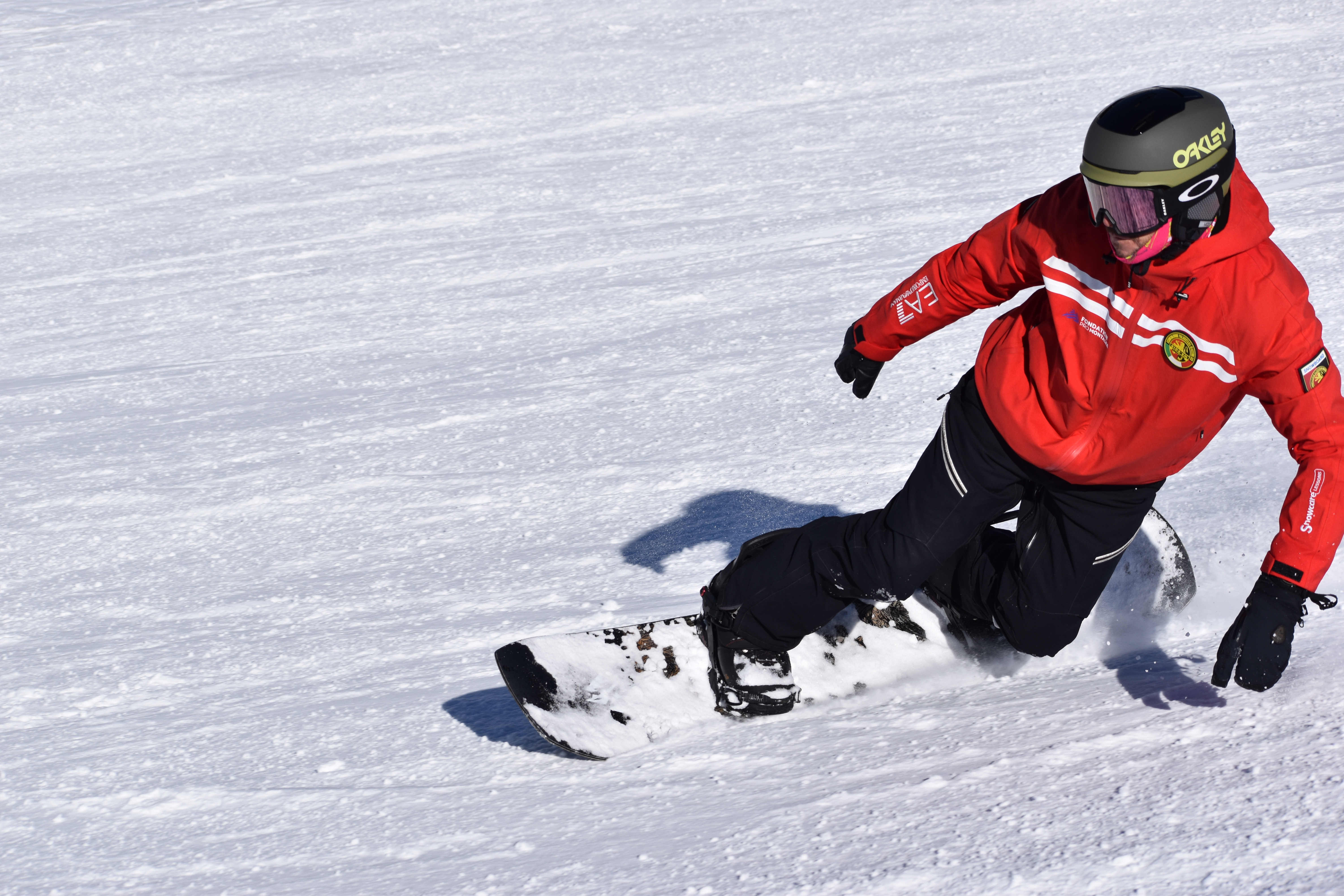 Two friends getting ready for their private snowboarding lesson with Ride'em Ski School Breuil-Cervinia.