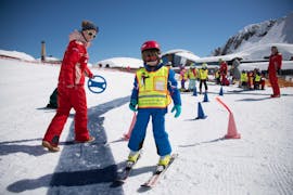 A large group of kids and instructors practising during kids ski lessons "BOBOs kids club" for beginners with ski school Ski Dome Viehhofen.