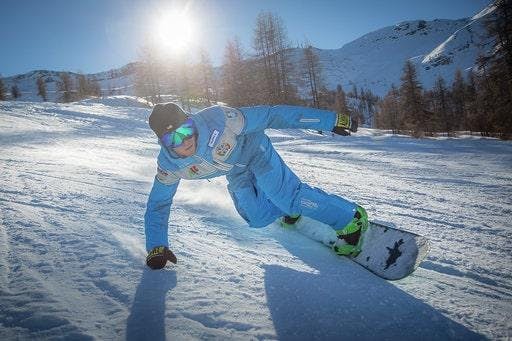 Cours particulier de snowboard Enfants et Adultes (dès 4 ans) pour Tous niveaux avec l'école de ski Vialattea Sauze d'Oulx Le moniteur de snowboard s'entraîne pour des cours particuliers de snowboard (dès 4 ans) pour tous niveaux à Sauze d'Oulx.