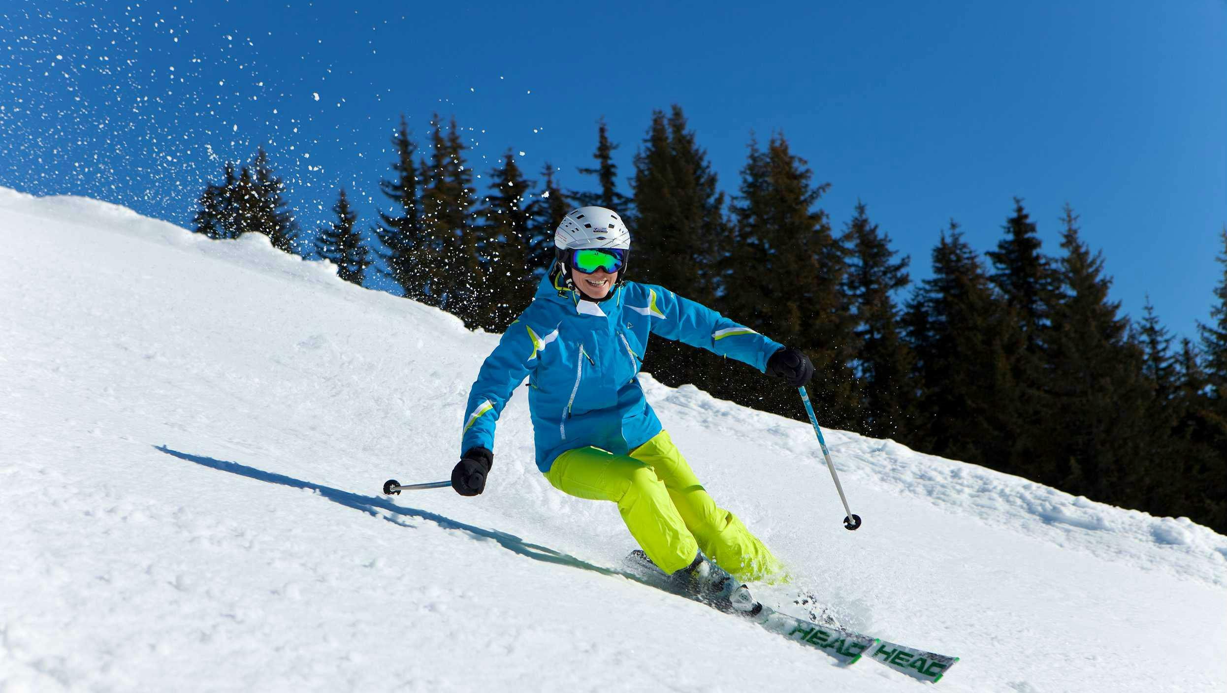 Adult Ski Lessons (from 15 y.) for Skiers with Experience from Ski School Ski Dome Viehhofen A skier gliding down a slope during adult ski lessons for advanced skiers with ski school Ski Dome Viehhofen.