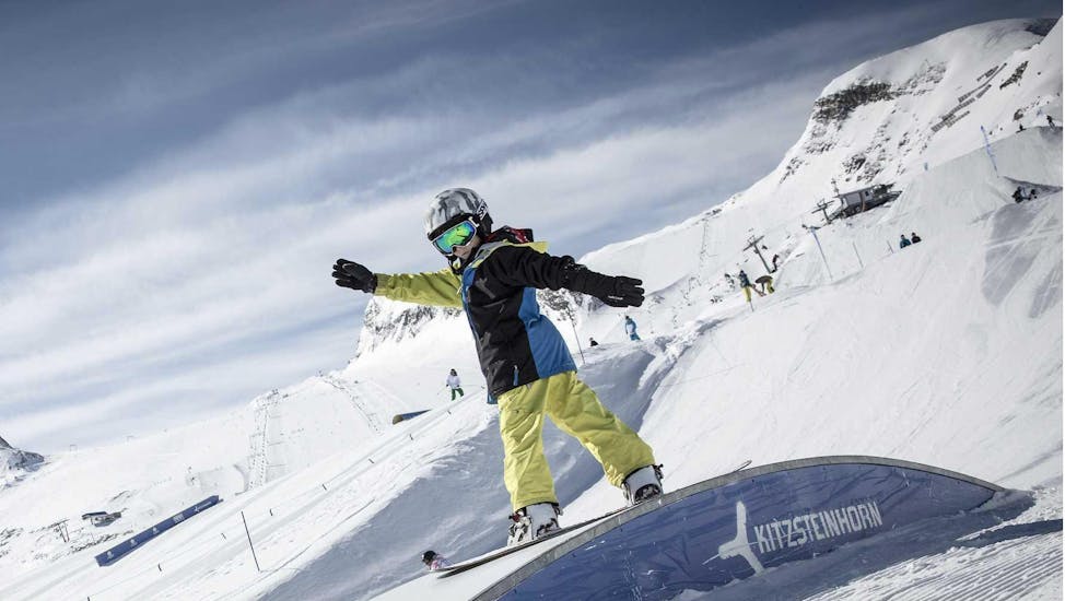 Een jonge snowboarder tijdens de snowboardlessen "BOBOs kids club" gevorderden bij Ski Dome Viehhofen.
