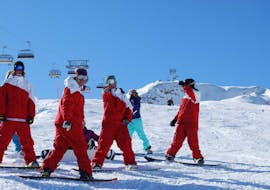 Eine Gruppe von Snowboardlehrern ist bereit für den Snowboardkurs "BOBOs kids club" im Ski Dome Viehhofen.