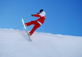 Ein Snowboarder beim privaten Snowboardunterricht für Kinder und Erwachsene aller Könnerstufen mit der Skischule Ski Dome Viehhofen.