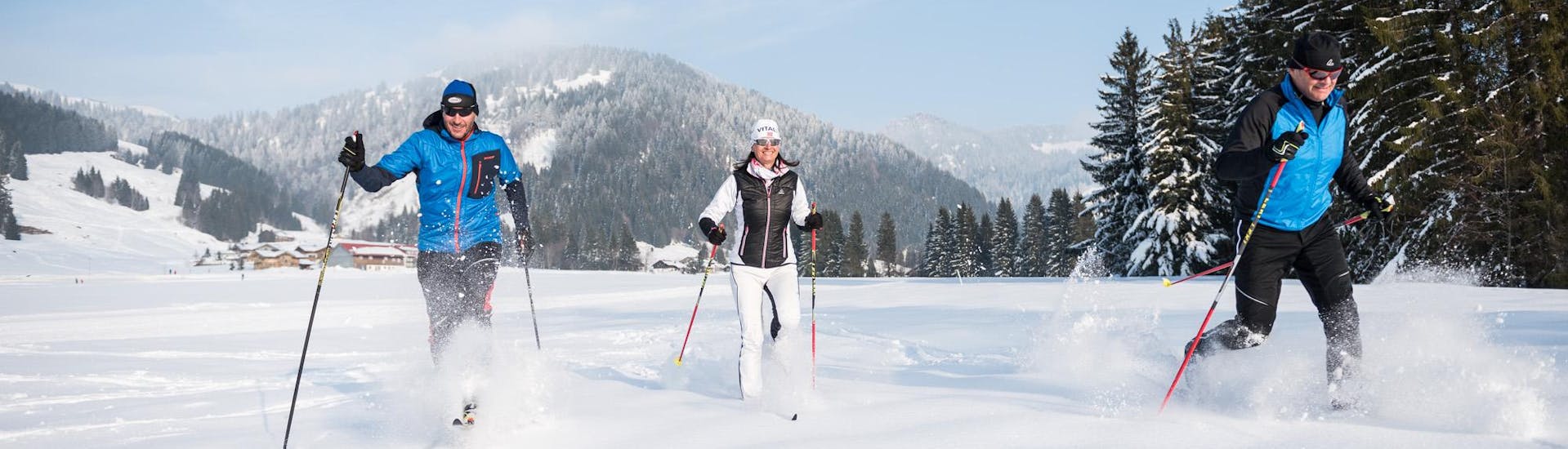 Drei Wintersportler besuchen den privaten Langlaufkurs für alle Levels - Klassisch bei der Schneesportschule Balderschwang. 