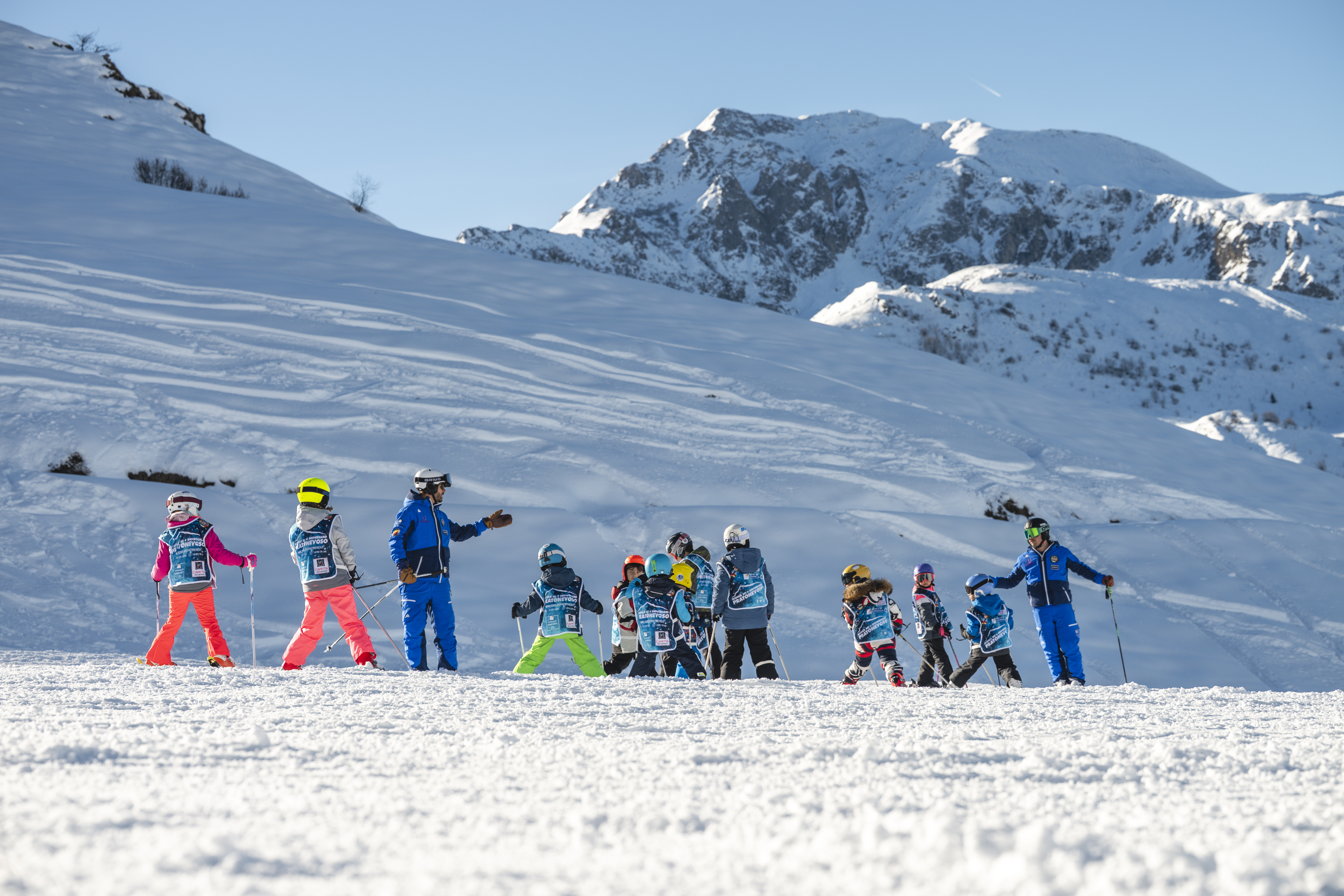 Clases colectivas de esquí para niños (4-14 años) para todos los niveles.
