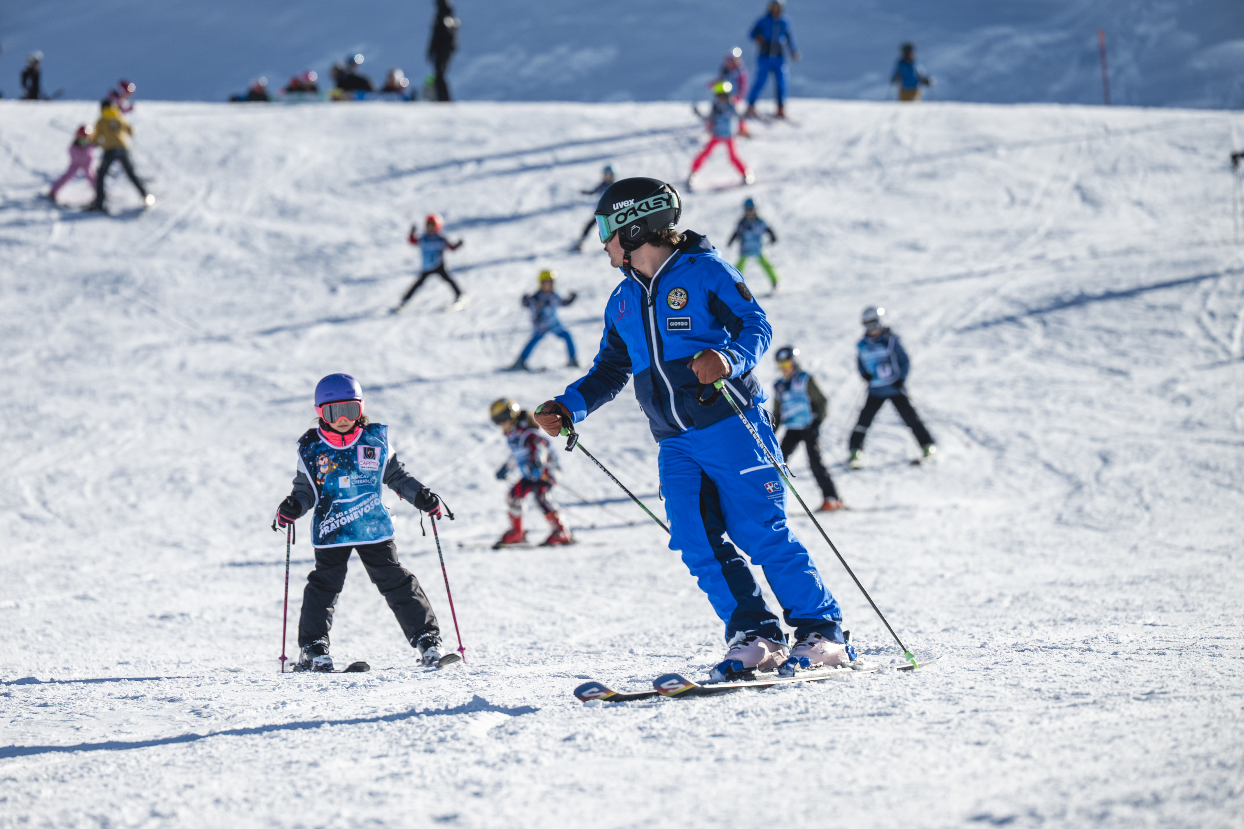 Clases colectivas de esquí para niños (4-14 años) para todos los niveles con Scuola di Sci e Snowboard Prato Nevoso.