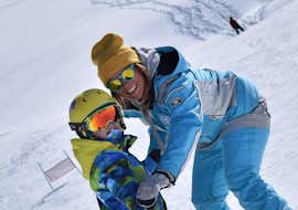 Clases colectivas de snowboard para niños (5-14 años) para todos los niveles con Scuola di Sci e Snowboard Prato Nevoso Clases de snowboard para niños (5-14 años) para todos los niveles con Scuola di Sci e Snowboard Prato Nevoso.