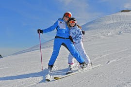 Un enfant s'amuse pendant les cours particuliers de ski pour enfants de tous niveaux de l'école de ski et de snowboard Scuola di Sci e Snowboard Prato Nevoso.