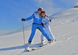 Un bambino si diverte durante le lezioni private di sci per bambini per tutte le età della scuola Scuola di Sci e Snowboard Prato Nevoso.
