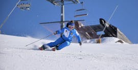 Una sciatrice migliora la sua tecnica nelle Lezioni private di sci per adulti per Tutti i livelli della scuola Scuola di Sci e Snowboard Prato Nevoso.
