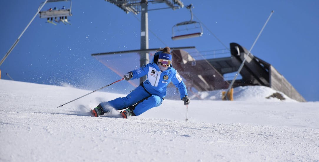 Een skiër verbetert haar techniek in privé skilessen voor volwassenen voor Alle niveaus van de ski- en snowboardschool Scuola di Sci e Snowboard Prato Nevoso.
