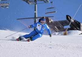 Una sciatrice migliora la sua tecnica nelle Lezioni private di sci per adulti per Tutti i livelli della scuola Scuola di Sci e Snowboard Prato Nevoso.