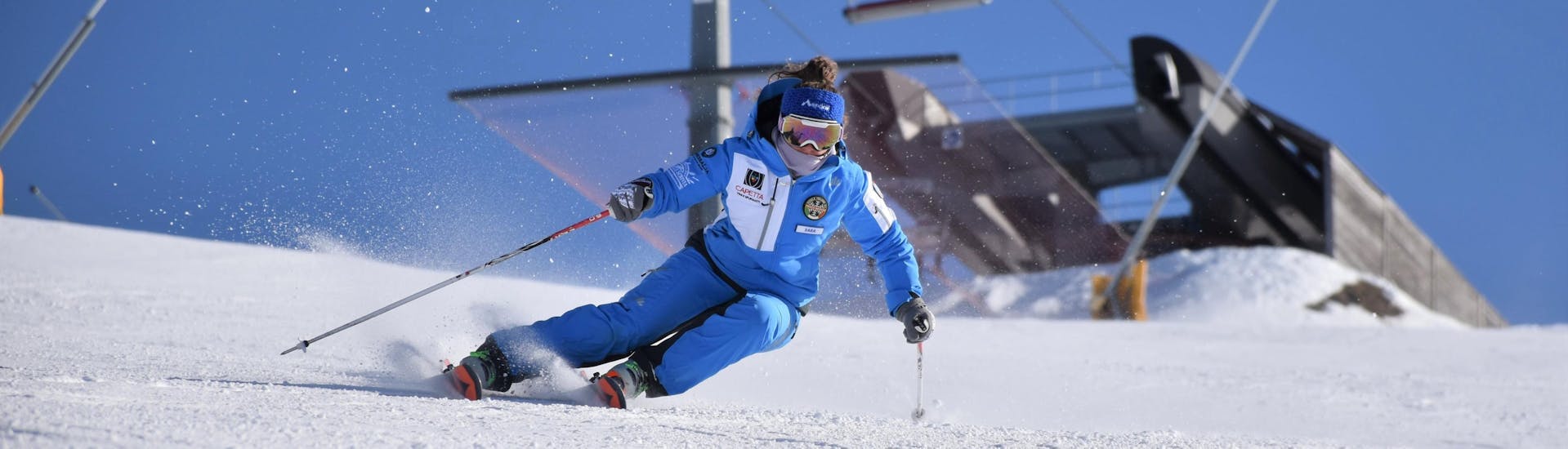 Eine Skifahrerin verbessert ihre Technik im Privaten Skikurs für Erwachsene für Alle Levels der Ski- und Snowboardschule Scuola di Sci e Snowboard Prato Nevoso.
