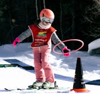 Jeune fille s'amusant pendant ses cours de ski pour enfants (3-5 ans) aux Grands Montets avec l'École de ski Evolution 2 Chamonix.