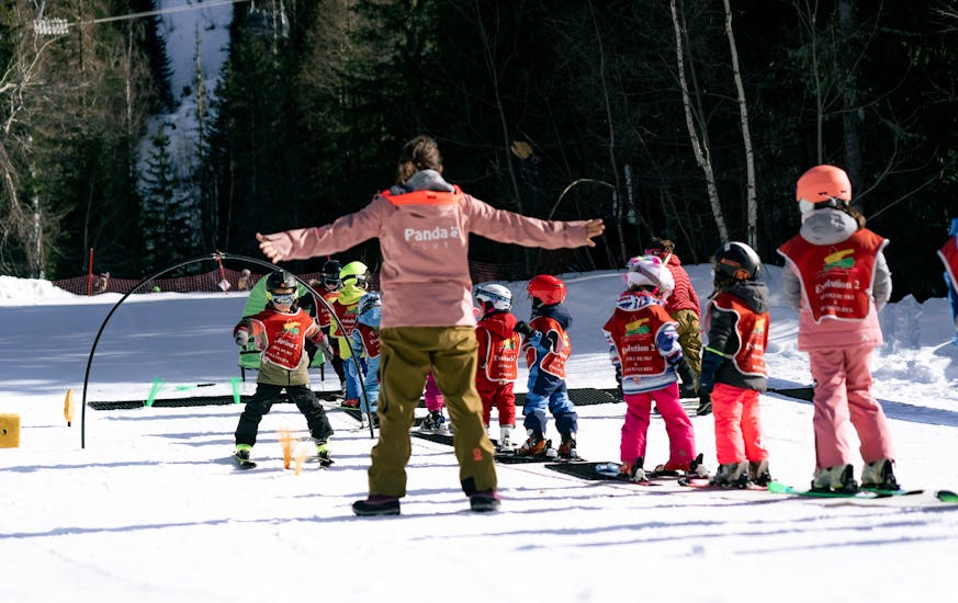 Groupe d'enfants pendant leur cours de ski (3-5 ans) aux Grands Montets avec l'École de ski Evolution 2 Chamonix.