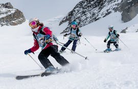 Enfants pendant leurs cours de ski (6-12 ans) aux Grands Montets avec l'École de ski Evolution 2 Chamonix.