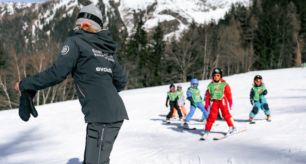 Groupe d'enfants pendant leur cours de ski pour enfants (6-12 ans) aux Grands Montets avec l'École de ski Evolution 2 Chamonix.