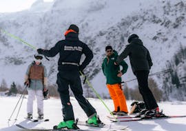 Des adultes discutent pendant leur cours de ski à Chamonix/Savoy avec l'École de ski Evolution 2 Chamonix.