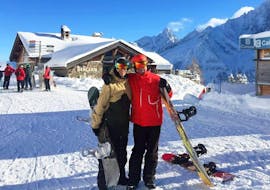 Un snowboardeur prend une photo avec son moniteur de snowboard pendant l'un de ses cours de snowboard pour Ados & Adultes - Tous niveaux avec l'école de ski Evolution 2 Chamonix.