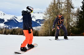 A girl learning snowboard during her lessons in Le Tour with École de ski Evolution 2 Chamonix.