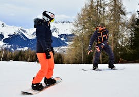 Une fille apprenant le snowboard pendant ses cours au Tour avec l'École de ski Evolution 2 Chamonix.