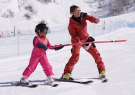 Une jeune enfant pendant une leçon de ski privée pour enfants de tous niveaux avec l'École de ski Evolution 2 Chamonix.