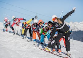 Un gruppo di bambini che si divertono sulla neve con Cimaschool Plan de Corones.