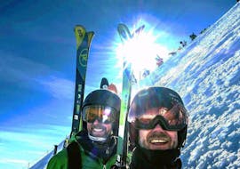 Des adultes profitent du soleil en haut de la montagne pendant leur cours particulier de ski Adultes - Vacances - Tous niveaux avec l'école de ski Evolution 2 Chamonix.