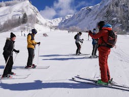 Group of adults during their private Ski Lessons for Adults of All Levels with École de ski Evolution 2 Chamonix.