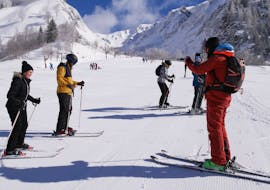 Groupe d'adultes pendant leurs cours de ski privés pour adultes de tous niveaux avec l'École de ski Evolution 2 Chamonix.