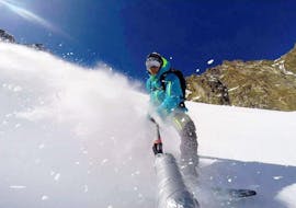 Snowboarder filmt sich selbst auf dem Berg während seines Snowboard-Privatunterrichts mit der Skischule Evolution 2 Chamonix.