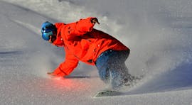 Snowboarder pendant une leçon privée de snowboard à Chamonix avec l'École de ski Evolution 2 Chamonix.