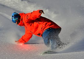 Snowboarder pendant une leçon privée de snowboard à Chamonix avec l'École de ski Evolution 2 Chamonix.