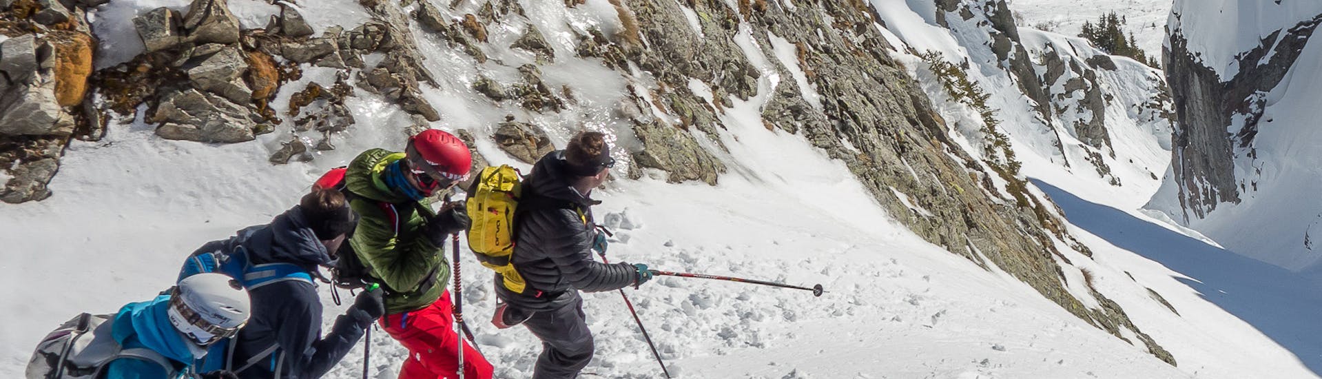 Des personnes explorent pendant une leçon privée de ski hors-piste pour skieurs avancés à Chamonix.