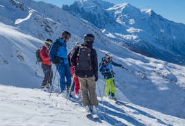 Skiers who are going to start a freeride session during their Private Off-Piste Skiing Lessons in Chamonix with École de ski Evolution 2 Chamonix.