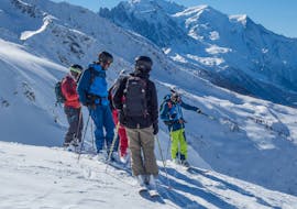 Plusieurs skieurs qui vont commencer une session de freeride pendant leurs leçons privées de ski hors-piste à Chamonix avec l'École de ski Evolution 2 Chamonix.