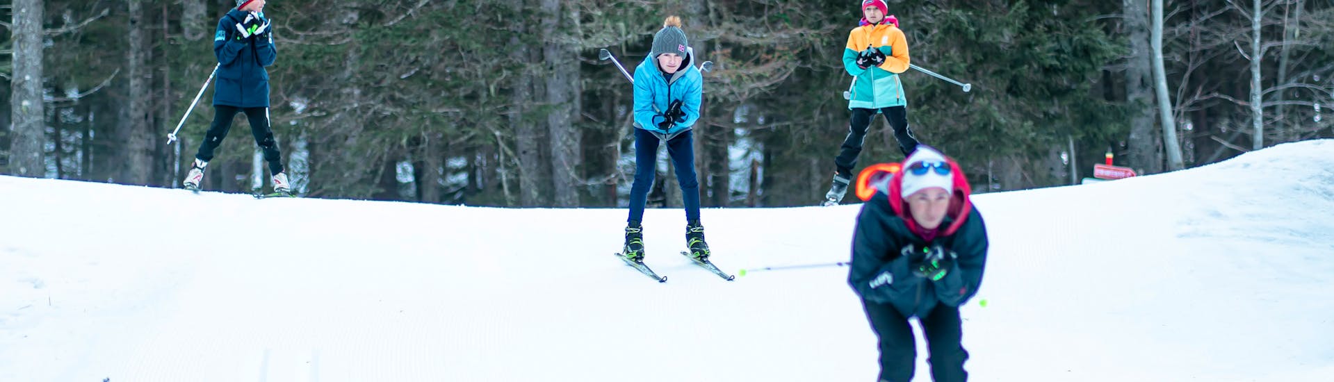 Des gens allant vite lors d'une leçon privée de ski de fond pour tous les niveaux à Chamonix.