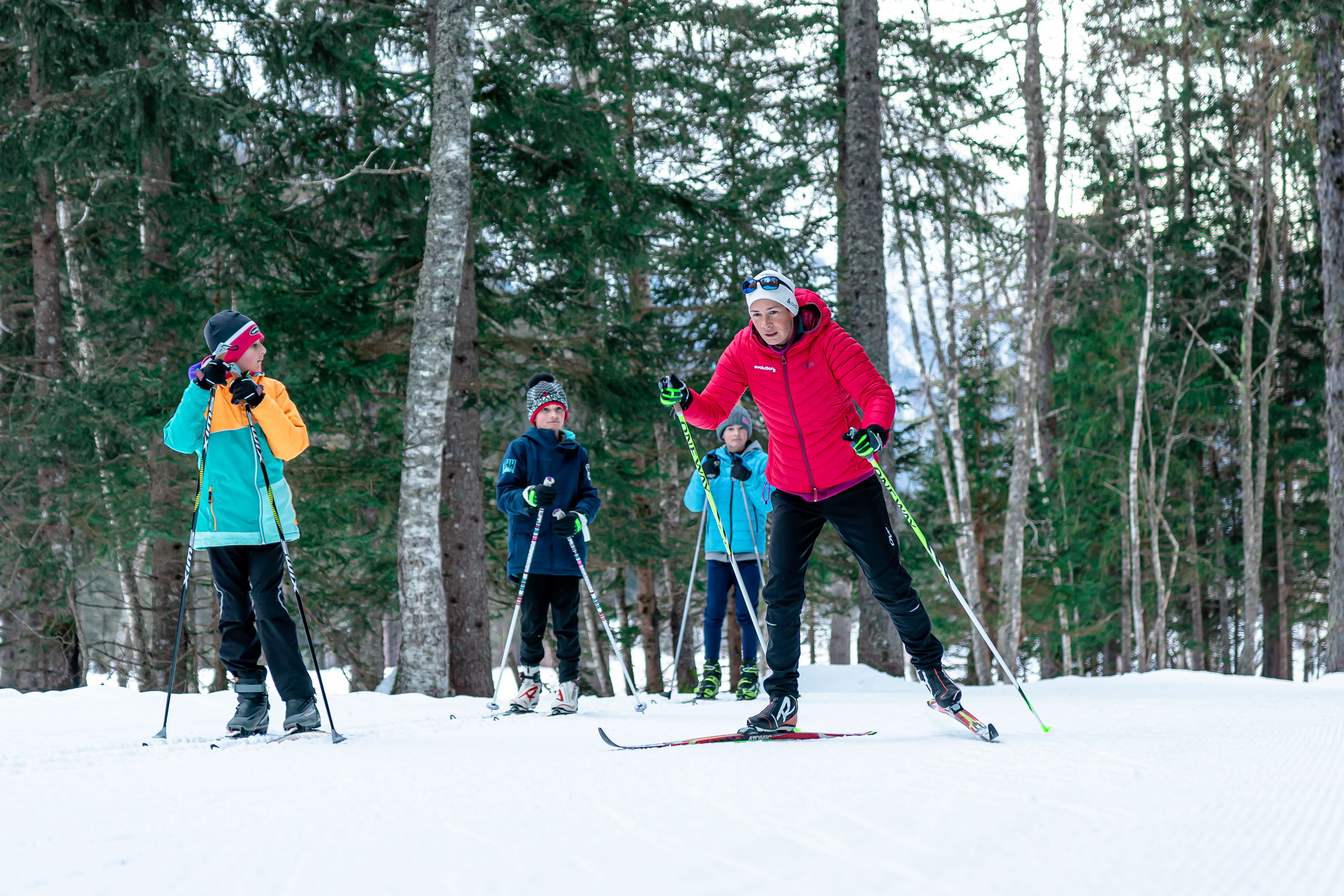 Family during a Private Cross Country Skiing Lesson for All Levels with École de ski Evolution 2 Chamonix.