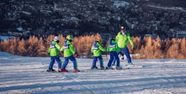 Un gruppo di bambini si diverte durante lezioni di sci per bambini (4-12 anni) - Tutti i Livelli con un simpatico istruttore della Scuola di Sci B.foxes.