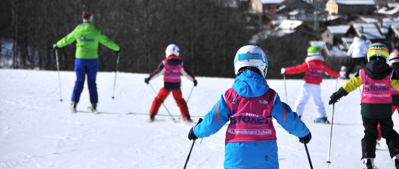 Kids are learning how to ski in Kids Ski Lessons (4-12 y.) - All Levels organised by the ski school Scuola di Sci B.foxes.