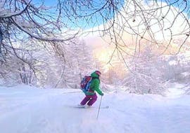 Een skiër profiteert van de op maat gemaakte privé-skilessen voor volwassenen - alle niveaus en waardevolle tips van zijn skileraar van de skischool SnoCool.