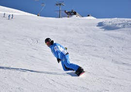 Snowboardleraar op de hellingen van Prato Nevoso tijdens een van de privé-snowboardlessen voor kinderen en volwassenen van alle niveaus.