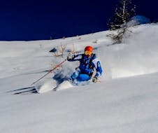 Ski instructor in the fresh snow in Sauze d'Oulx during one of the private off-piste skiing lessons for all levels.