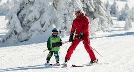 Ein Skilehrer der Schneesportschule Balderschwang zeigt einem Schüler während seinem Kinder-Skikurs für Anfänger Übungen.