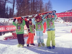 Een groep lachende kinderen na de laatste race van hun skilessen voor kinderen (4-6 jaar) - First Timer met de skischool Scuola di Sci e Snowboard Cristallo Cortina.