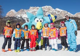 Un gruppo di bambini pronto per le Lezioni di sci per bambini (4-6 anni) per Principianti con Scuola di Sci e Snowboard Cristallo Cortina.