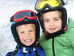Siblings improving their skiing skills during Private Ski Lessons for Kids - All Levels with the ski school Scuola di Sci e Snowboard Cristallo Cortina.