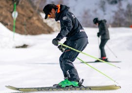 Moniteur pendant un cours de ski pour adultes à Le Tour avec l'École de ski Evolution 2 Chamonix.