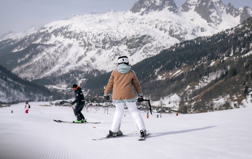 Jeune fille pendant une leçon de ski pour adultes (à partir de 13 ans) à Le Tour avec l'École de ski Evolution 2 Chamonix.